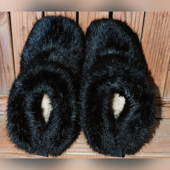 UGG Amary Black Faux Fur Slipper Bootie Size 6 - Picture 2 of 9
